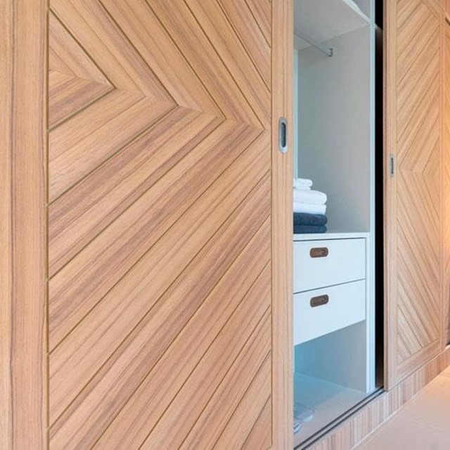  Armarios de madera adaptados a su espacio