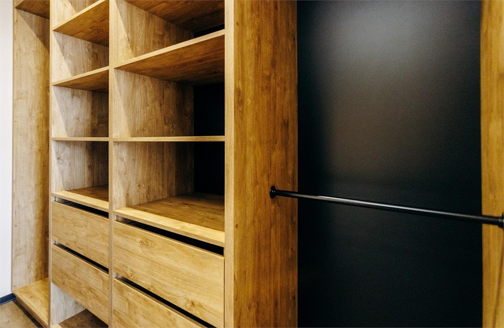 Armarios empotrados vs. armarios exentos: ¿cuál es la mejor opción para usted?