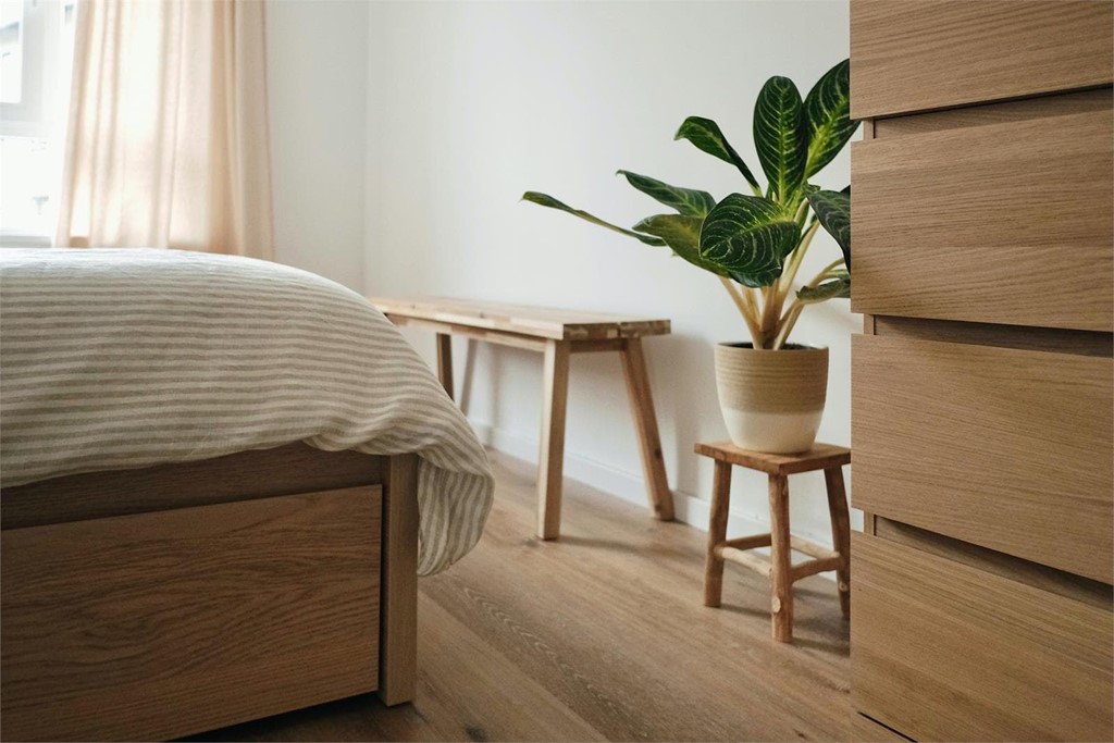 Beneficios de utilizar muebles de madera natural en tu dormitorio